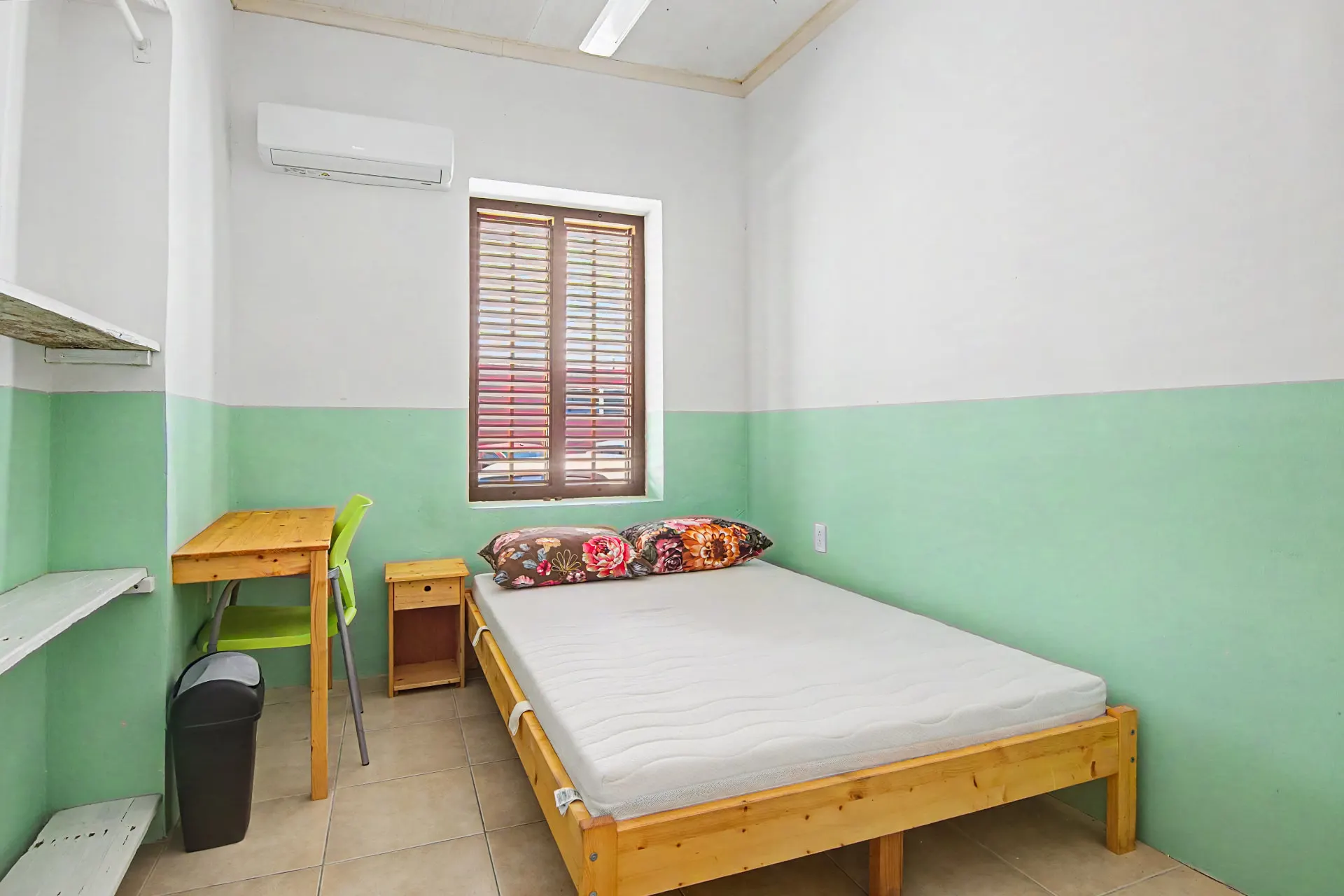 Casa 7 bedroom with double bed, desk, and air conditioning