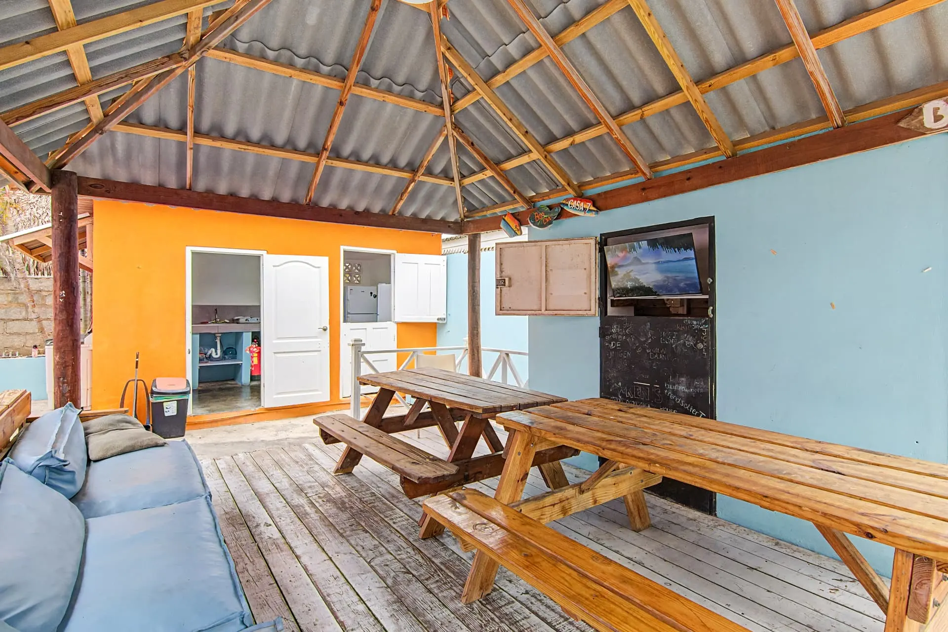 Casa 7 covered terrace with picnic tables and TV