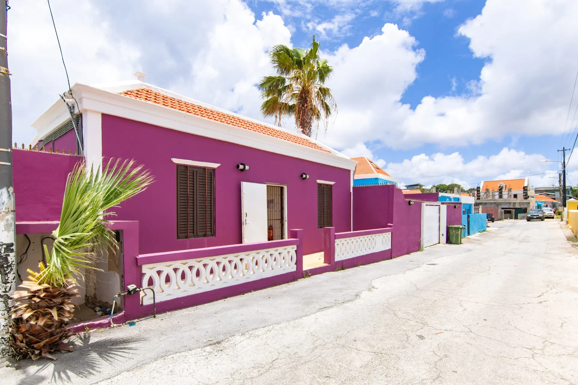 Street view of Casa 7 student housing in Curaçao