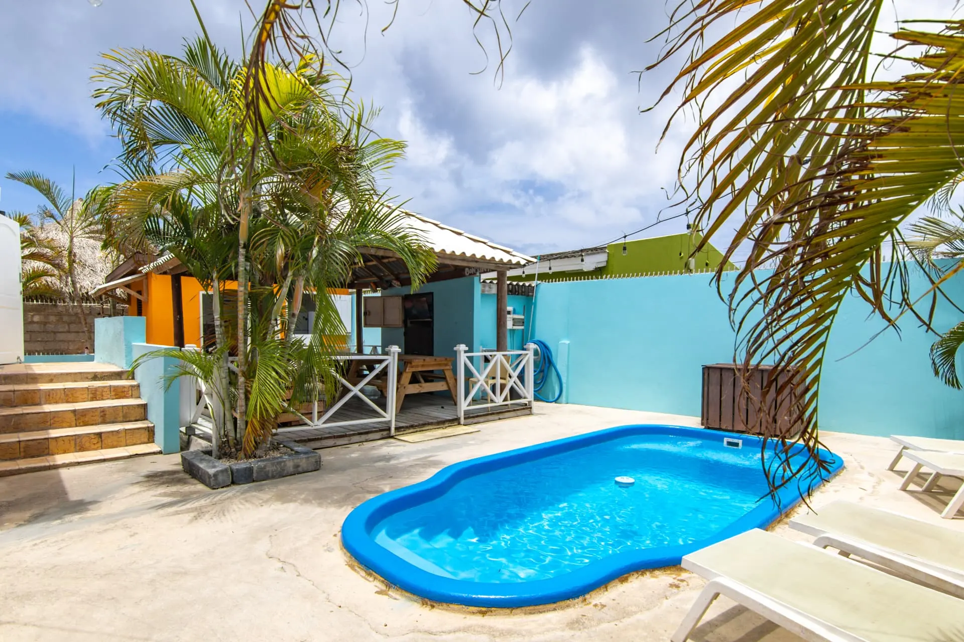Private pool at Casa 7 student housing in Curaçao