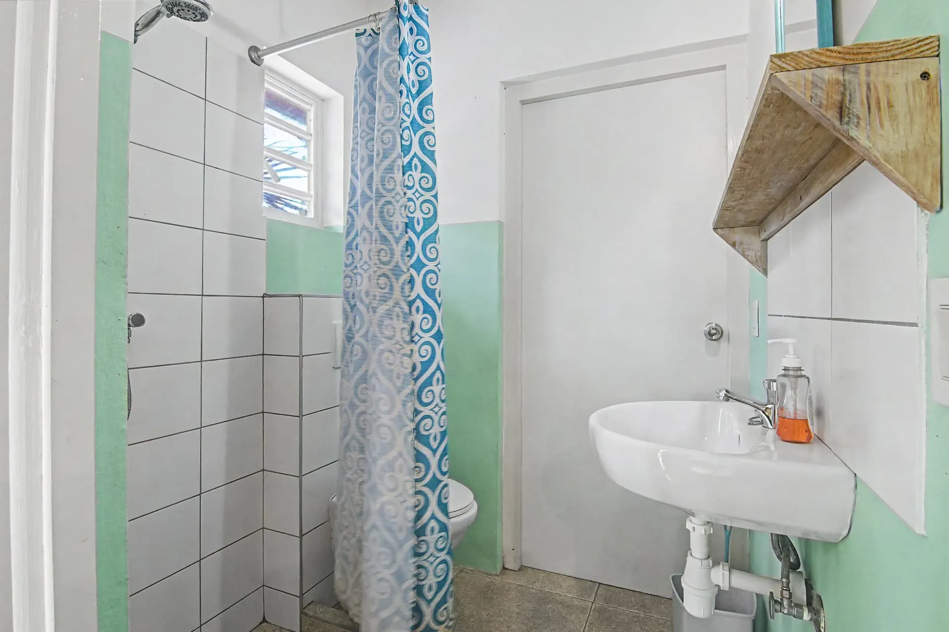 Casa 7 shared bathroom with shower, sink, and toilet