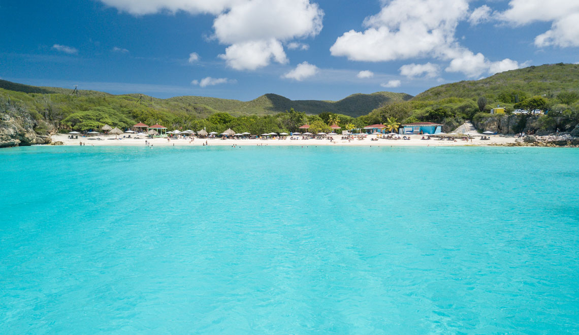 Bright turquoise water and sunny beach in Curaçao