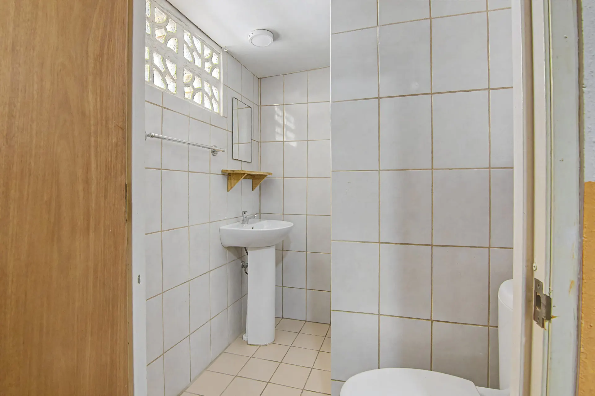 Casa 2 private en-suite bathroom with sink, toilet and shower