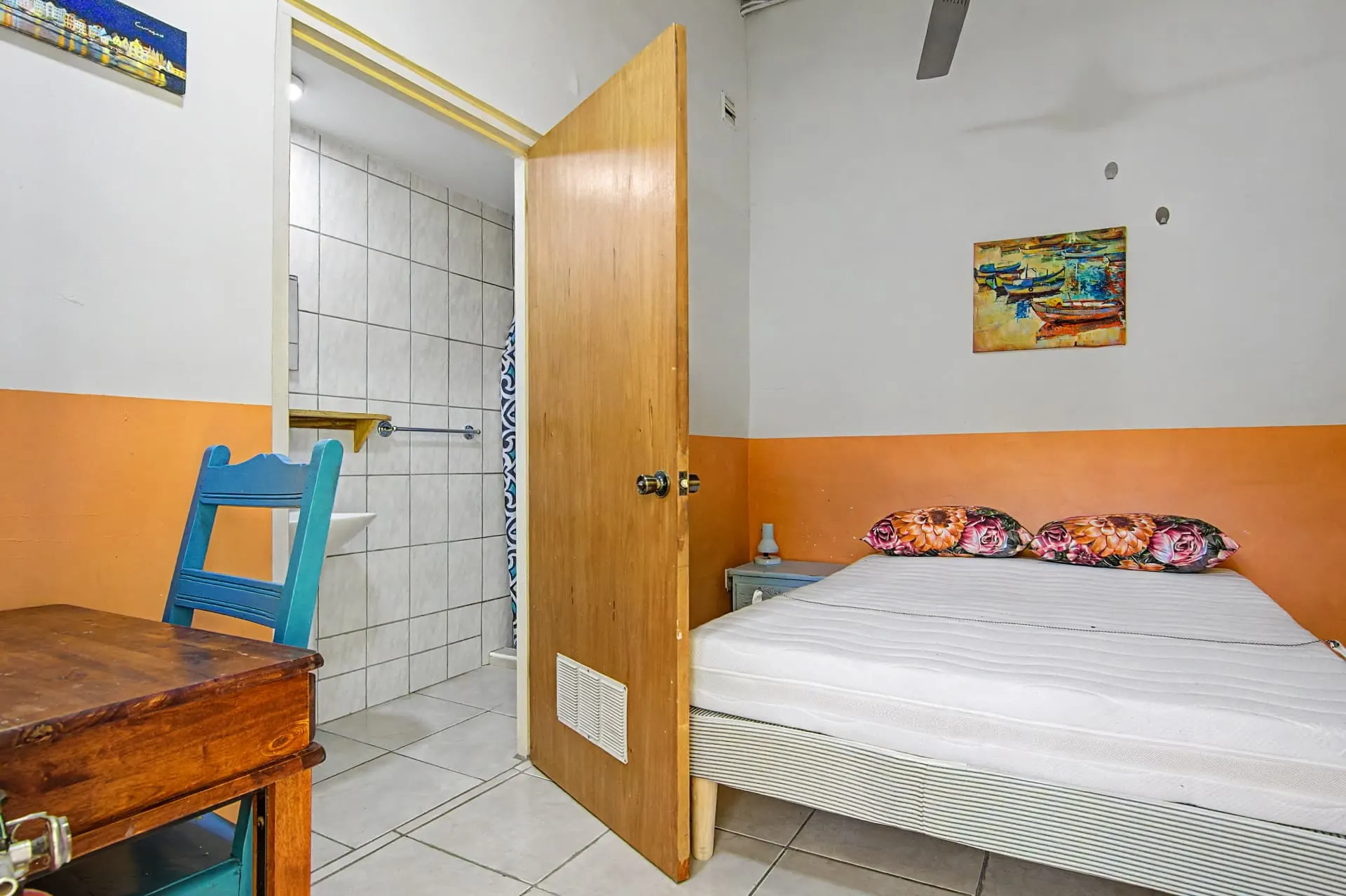 Casa 2 private studio with bed and en-suite bathroom