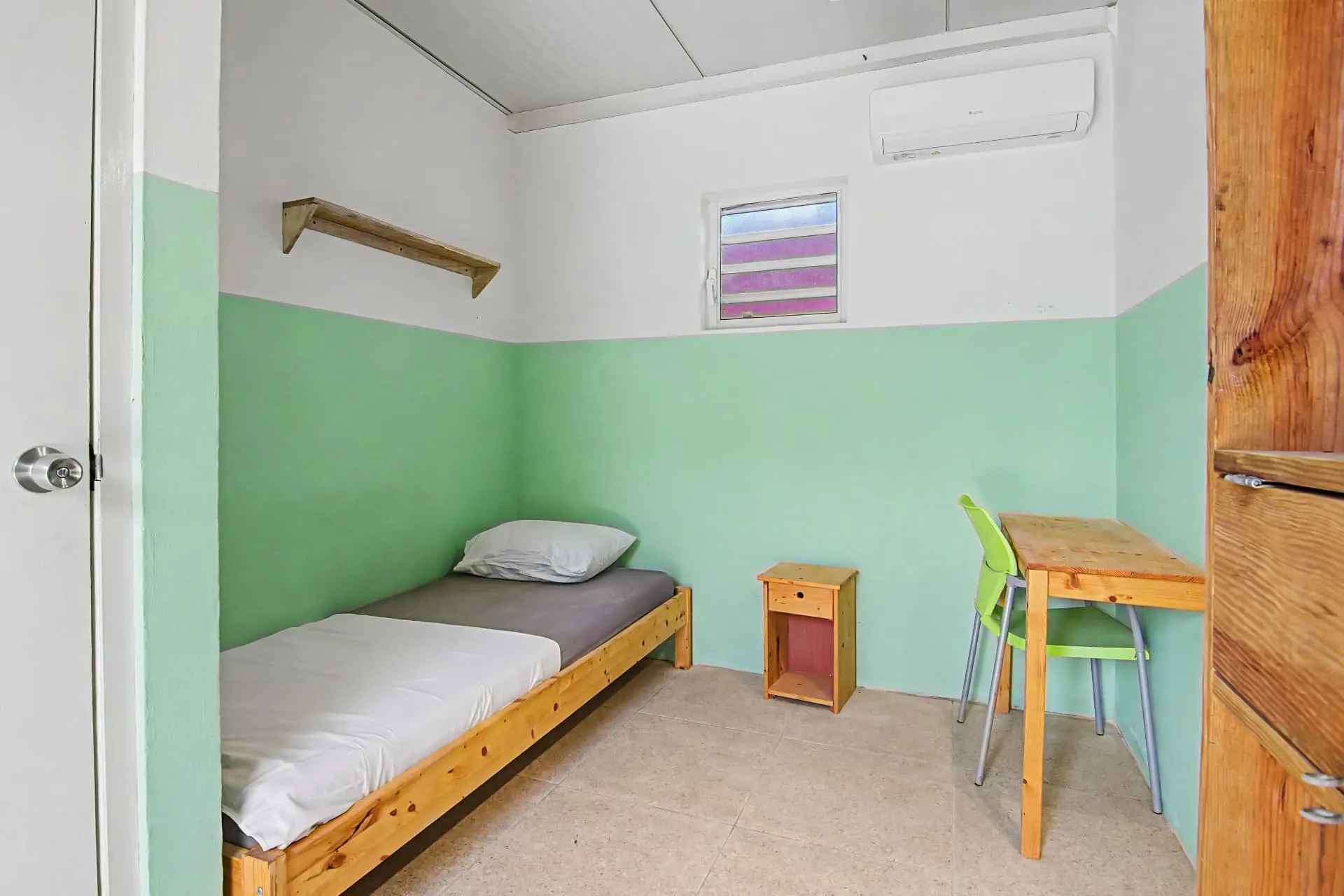 Casa 7 bedroom with single bed, desk, and air conditioning