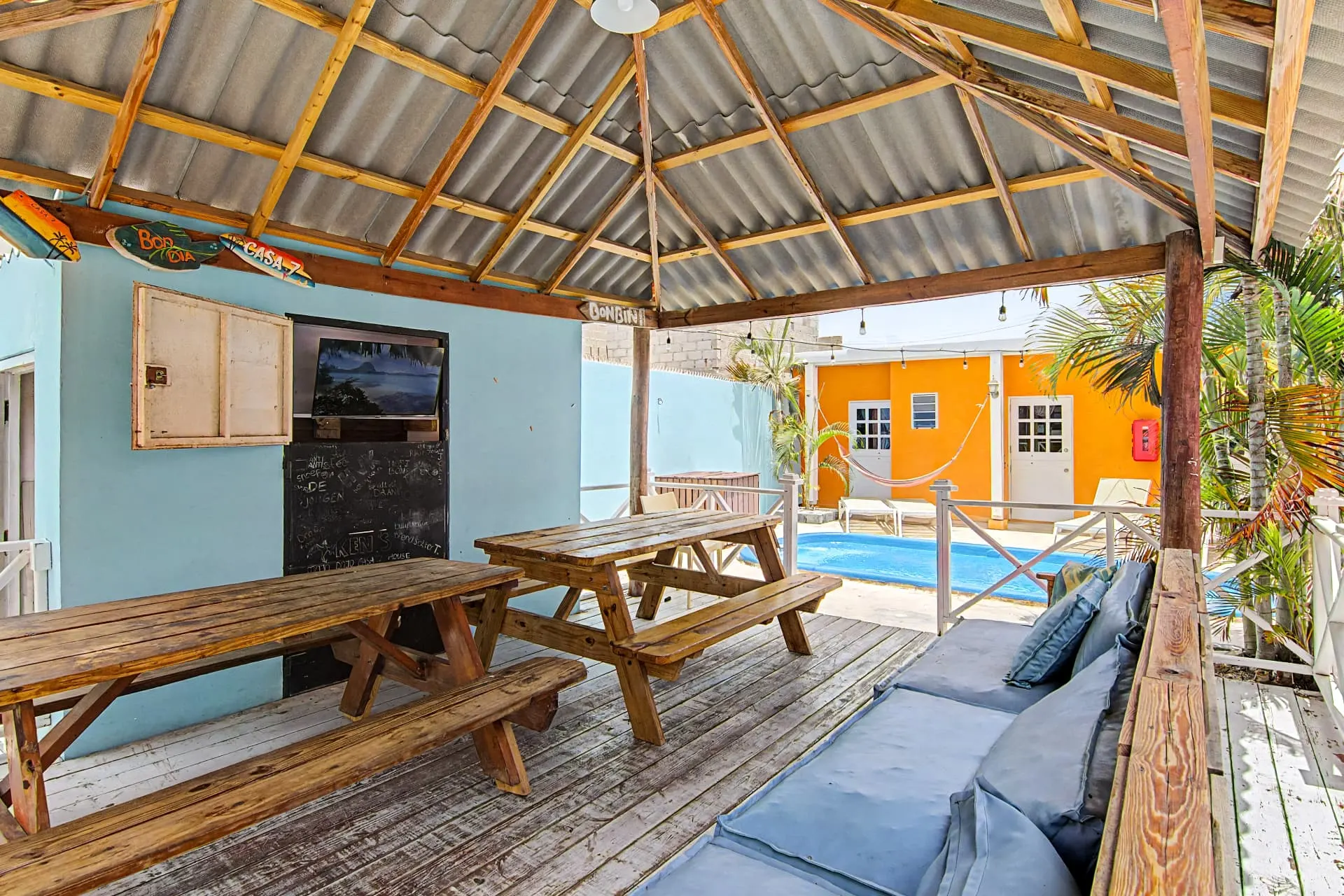 Casa 7 covered lounge with picnic tables and pool view